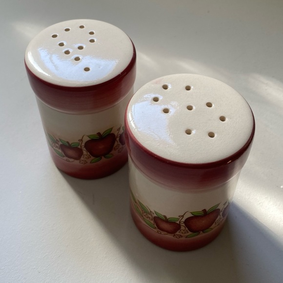 Salt and Pepper Shakers with Apples - Picture 2 of 8